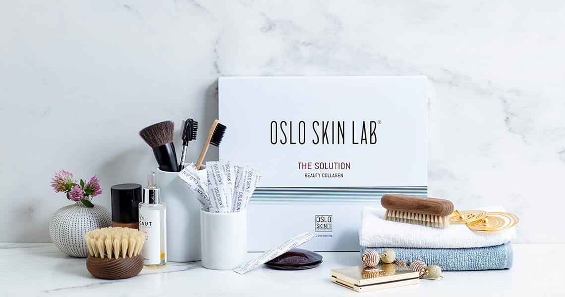 Envase The Solution con accesorios de maquillaje