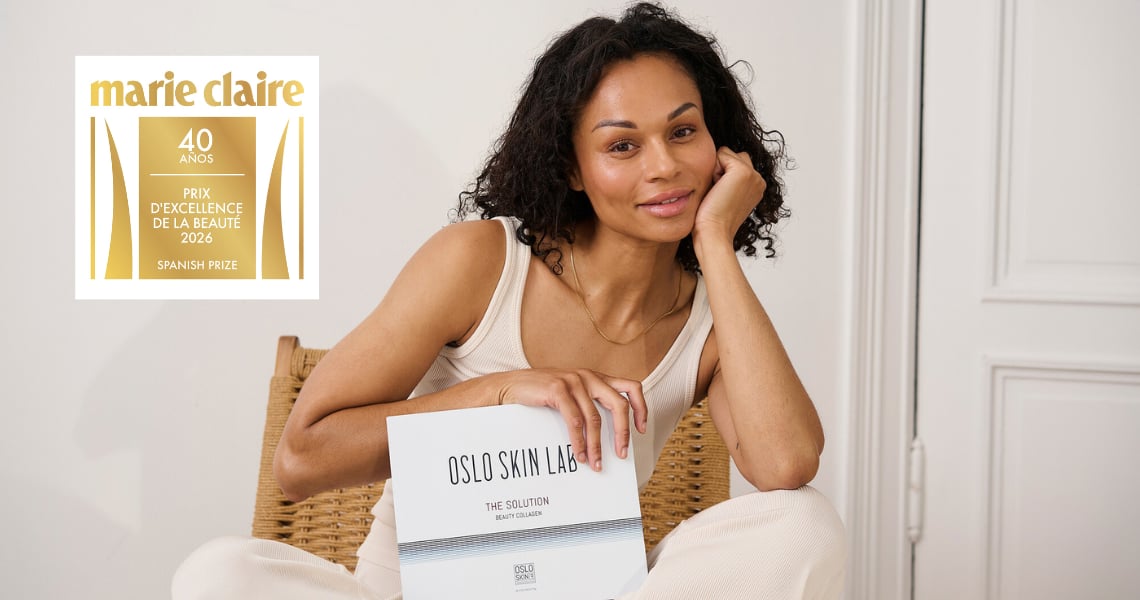 Mujer sosteniendo The Solution y premio Marie Claire