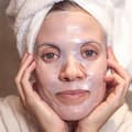 Mujer con una mascarilla facial puesta