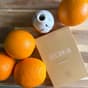 Envase de Vitamina C con naranjas