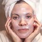Mujer con una mascarilla facial puesta
