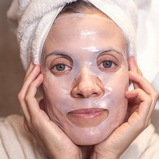 Mujer con una mascarilla facial puesta